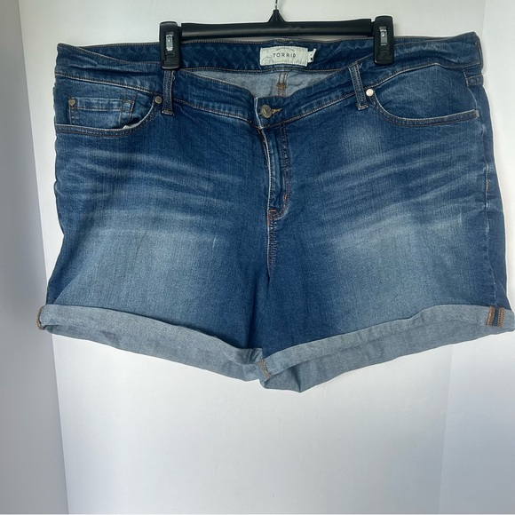 Torrid Women's Size 24 Denim Short Shorts  Blue Regular Cotton Blend Rolled Cuff - Picture 1 of 5